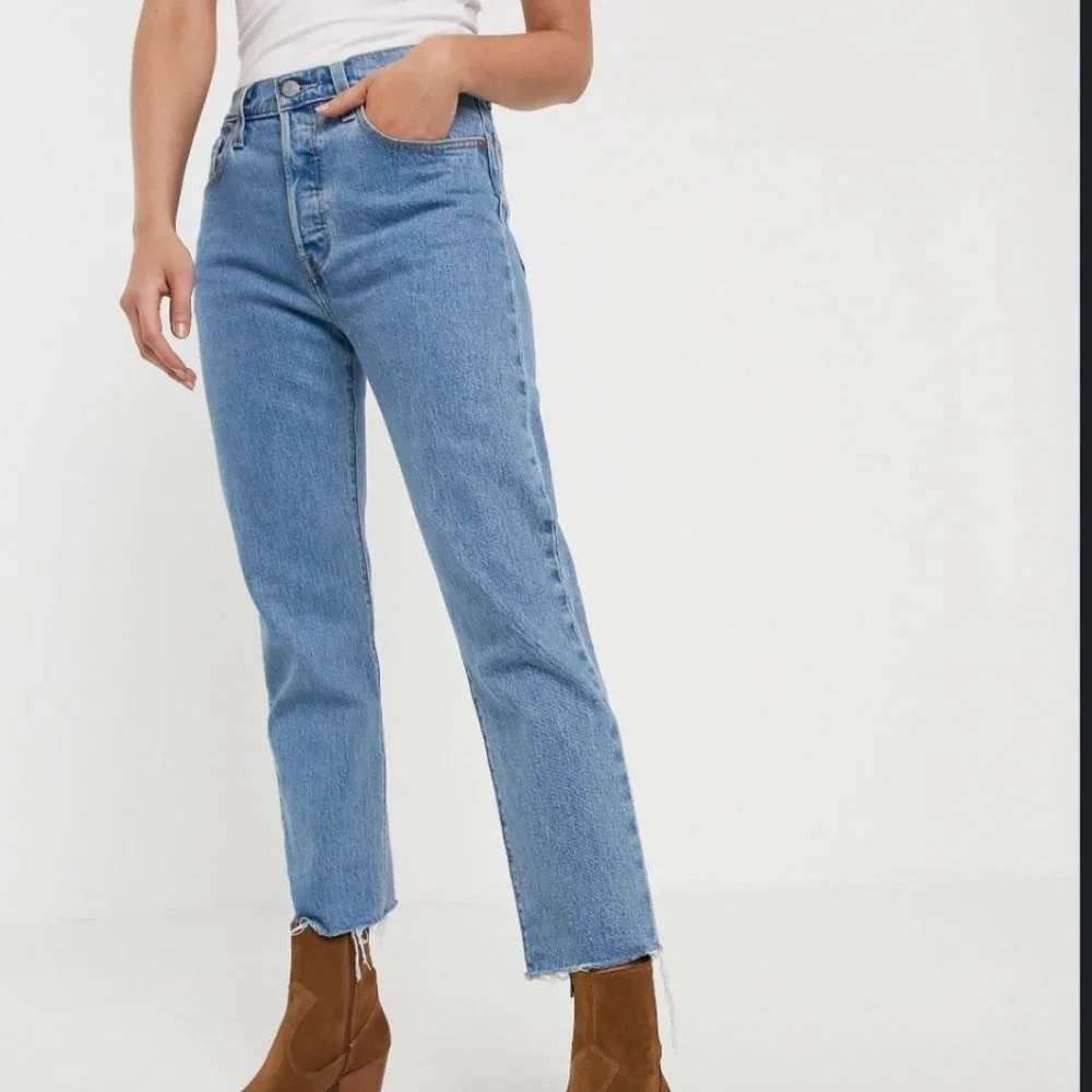 Levis 501 Skinny Jeans Light Wash Raw Hem Button Fly Womens 32x28 Classic